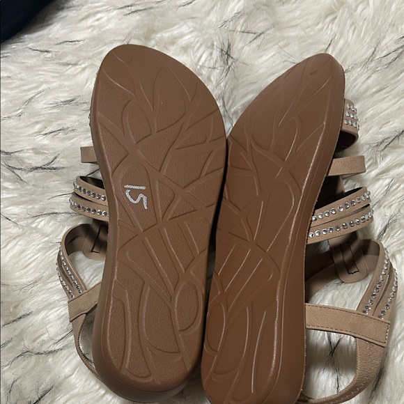 Daisy Fuentes Tan Strappy Sandals - Picture 5 of 5